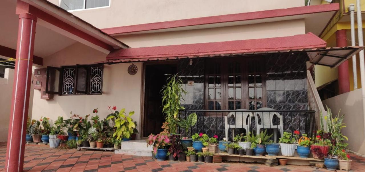 Giri'S Homestay Madikeri Exteriör bild
