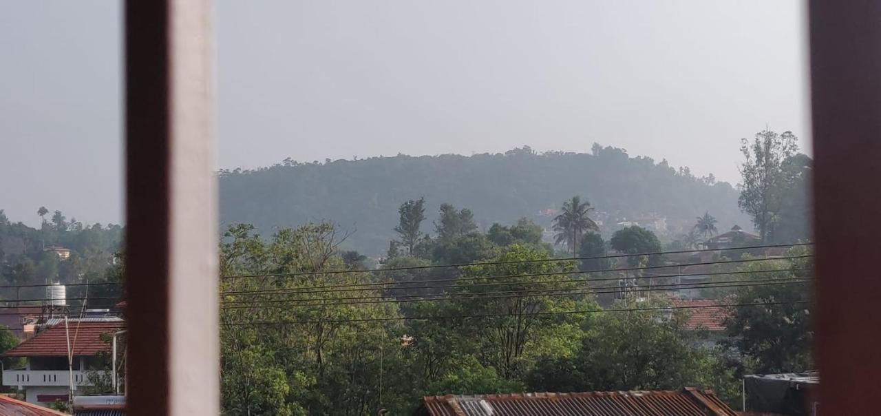 Giri'S Homestay Madikeri Exteriör bild